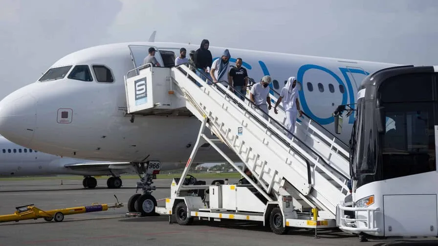 Gobierno dominicano recibirá unos 30 deportados al mes desde EE. UU.