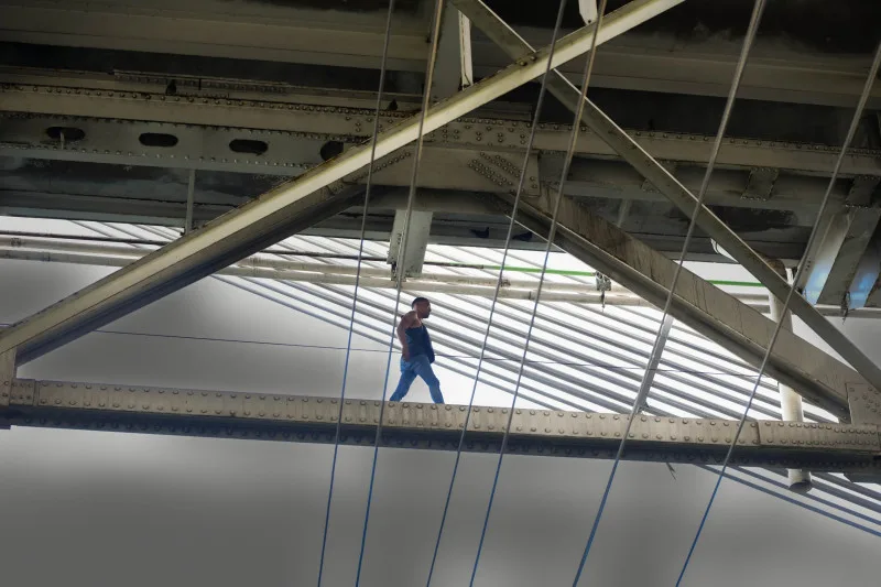 Arrestan a hombre tras permanecer tres horas en el puente Duarte