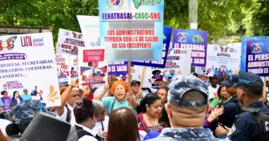 Protestas del personal administrativo de salud por salarios y pensiones 3