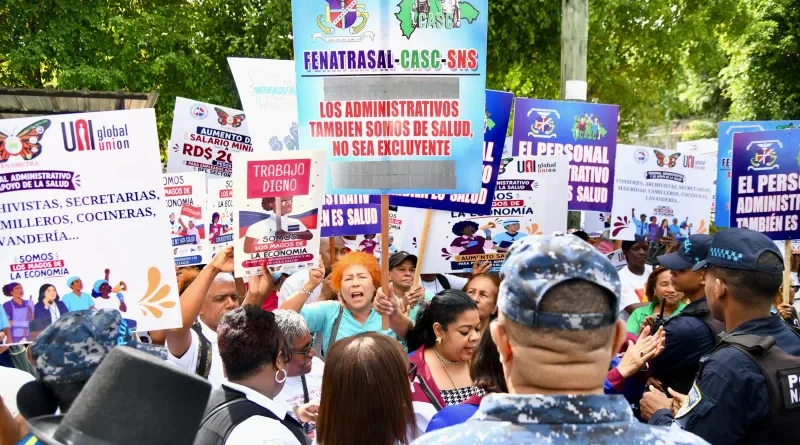 Protestas del personal administrativo de salud por salarios y pensiones 1