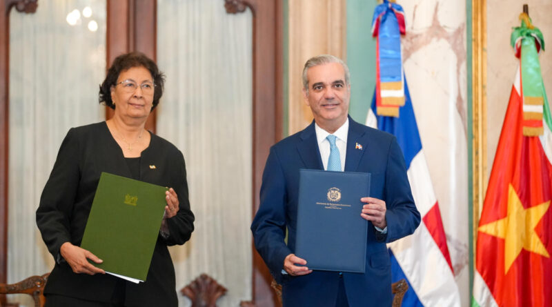 Abinader y presidenta de Surinam firman acuerdos estratégicos en turismo, agricultura y seguridad 1 El presidente Luis Abinader y la presidenta de Surinam, Jennifer Geerlings-Simons, firmaron acuerdos de cooperación en turismo, agricultura, seguridad e inversión, y anunciaron acceso sin visa para dominicanos con visa americana o Schengen.