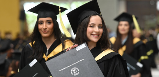 Rector PUCMM advierte sobre desafíos éticos de la IA, al encabezar graduación de 1,149 profesionales