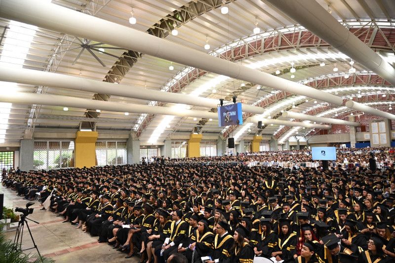 Rector PUCMM advierte sobre desafíos éticos de la IA, al encabezar graduación de 1,149 profesionales