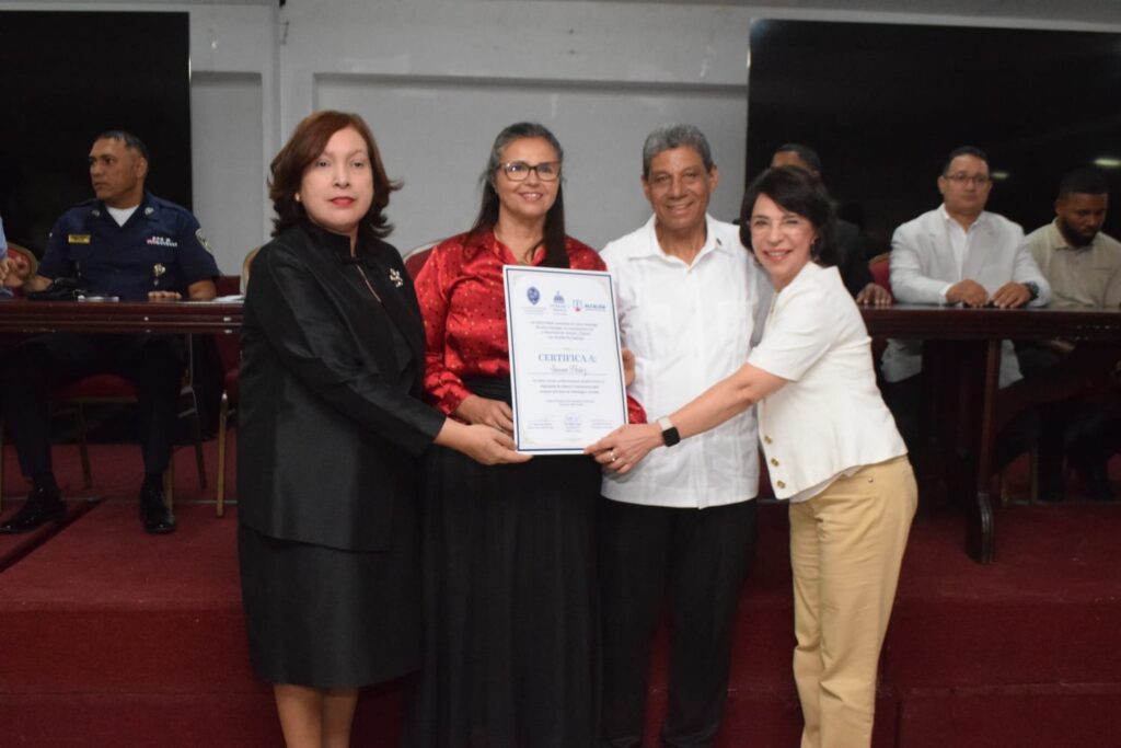 UASD Recinto Santiago entrega certificados del diplomado Líderes Comunitarios