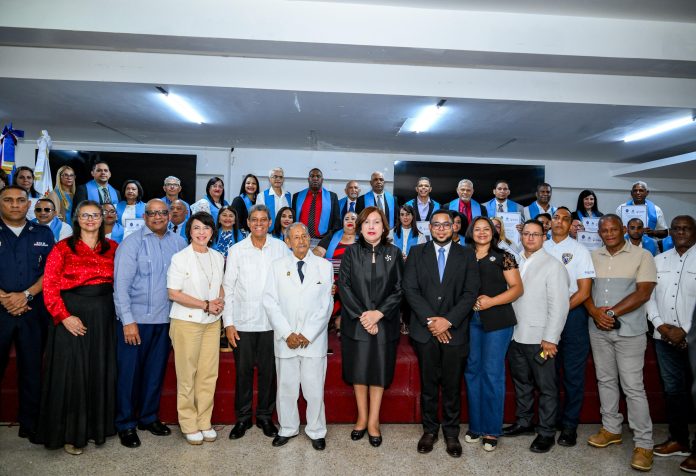 UASD Recinto Santiago entrega certificados del diplomado Líderes Comunitarios