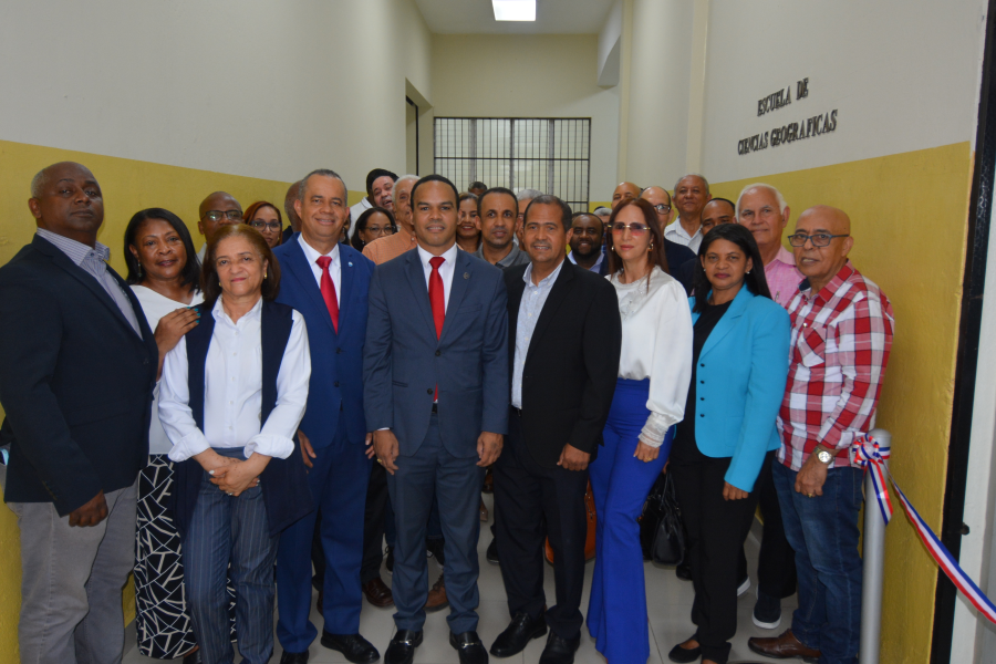 Facultad de Ciencias inaugura aulas especializadas y las designan con nombres de profesores