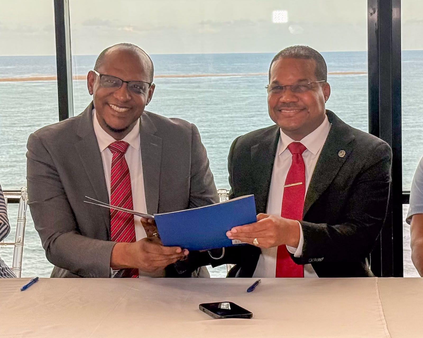 Radhamés Silverio y Eliosnet Vidal firman alianza para fortalecer la Facultad de Artes de la UASD