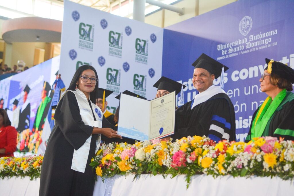 Rector de la UASD llama a graduandos a emular ejemplo de egresados destacados de la Primada de América 10 Imagen 9