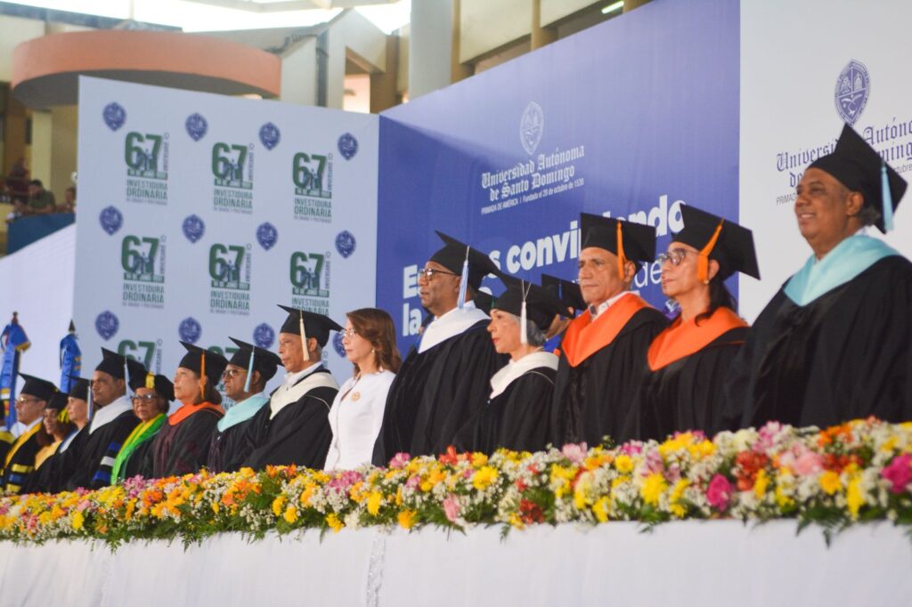 Rector de la UASD llama a graduandos a emular ejemplo de egresados destacados de la Primada de América 3 Imagen 2