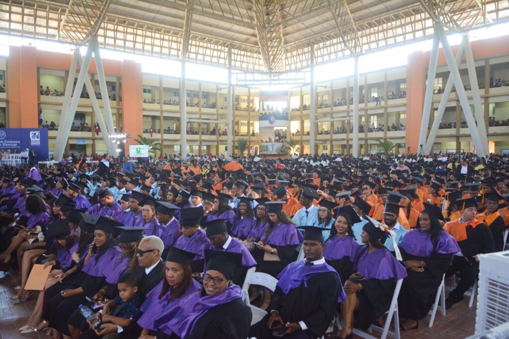 Rector de la UASD llama a graduandos a emular ejemplo de egresados destacados de la Primada de América 4 Imagen 3