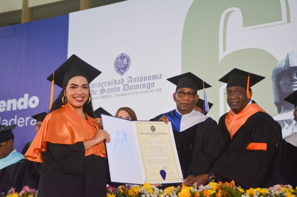 Rector de la UASD llama a graduandos a emular ejemplo de egresados destacados de la Primada de América 7 Imagen 6