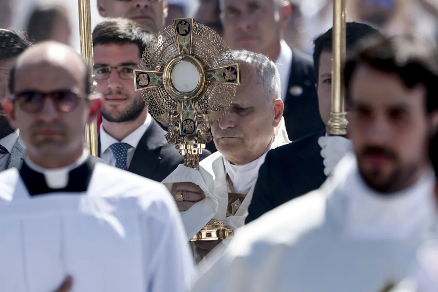 Noticias: 9 León XIV: La Iglesia, con sus aciertos y errores, quiere dialogar con el mundo actual