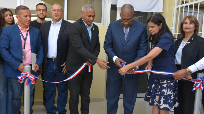 La UASD inaugura una moderna cámara Gesell en la Escuela de Psicología para fortalecer la investigación y formación de los estudiantes de educación superior.