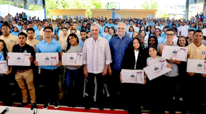 El presidente Luis Abinader exhortó a estudiantes a formarse en inglés y tecnología, destacando el fortalecimiento de la educación en República Dominicana.