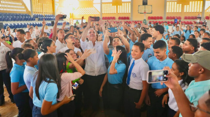 Abinader instruye al Mescyt evaluar becas desde quinto de bachillerato para que estudiantes ingresen a la universidad sin perder un año académico.
