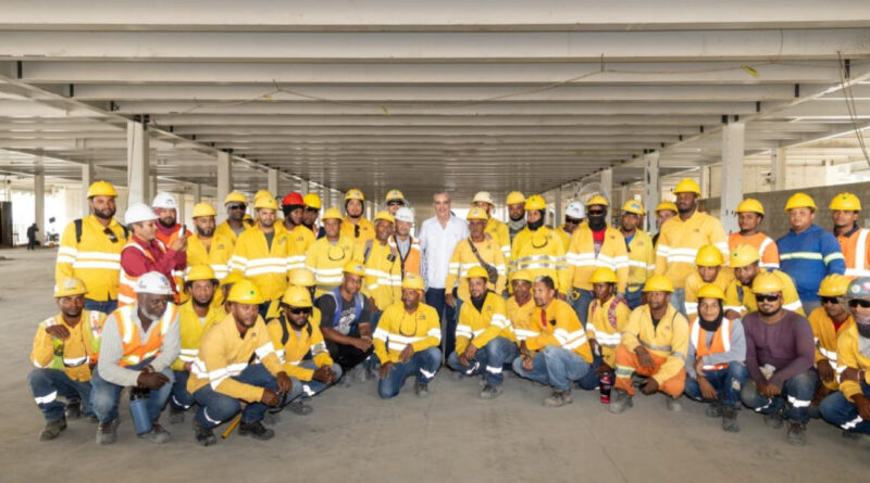 El presidente Luis Abinader supervisó los avances del Monorriel de Santiago, el cual presenta un 92.6% de progreso global y prevé pruebas este año.