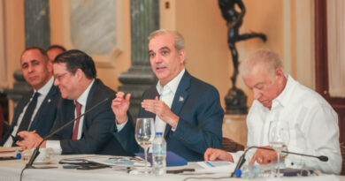 Presidente Abinader afirma que la cooperación entre el Gobierno y sectores productivos fortalece la estabilidad y protege a la población de efectos externos 2 Luis Abinader coordina acciones con sectores productivos para garantizar la estabilidad económica del país frente a las fluctuaciones de precios globales.