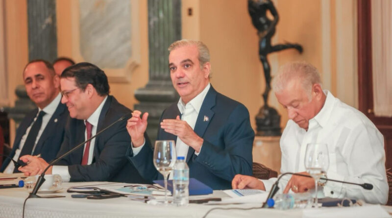 Presidente Abinader afirma que la cooperación entre el Gobierno y sectores productivos fortalece la estabilidad y protege a la población de efectos externos 1 Luis Abinader coordina acciones con sectores productivos para garantizar la estabilidad económica del país frente a las fluctuaciones de precios globales.