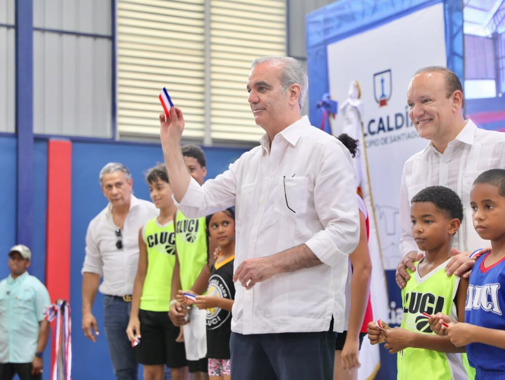 Presidente Abinader dispone que el Mescyt evalúe desde quinto de bachillerato las solicitudes de becas