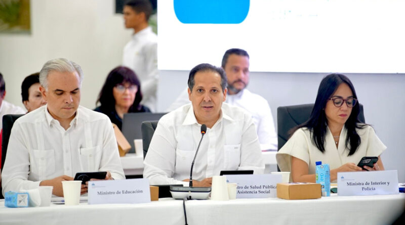 El ministro Víctor Atallah destacó los avances en salud pública en Santiago, logrando reducir la mortalidad infantil y proteger a más de 1.7 millones de personas.