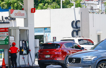 Gobierno prevé congelar combustibles durante tres meses tras "ajuste" que se aplicará este viernes 1