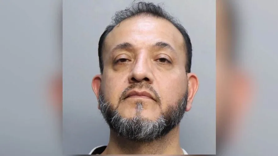 Pasajero acusado en Miami tras intento de abrir puertas de avión en pleno vuelo