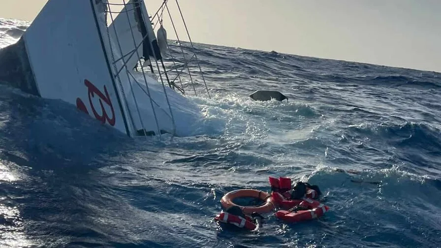 Dos extranjeros rescatados tras naufragio cerca de Puerto Plata